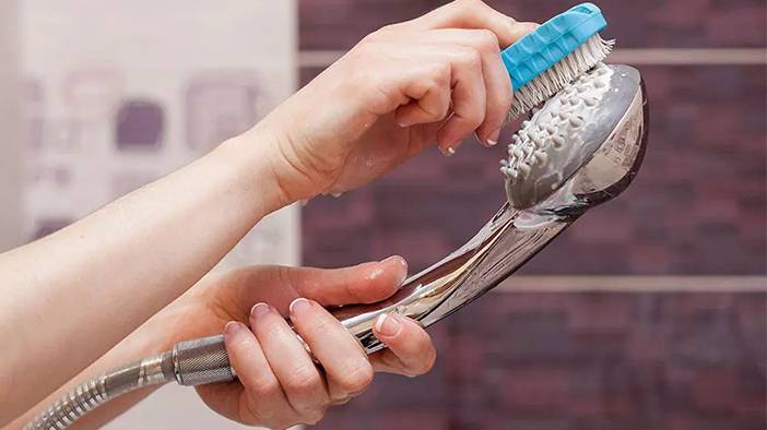 Duş başlığındaki kireci 5 dakikada söküp atıyor: Ayna gibi duş başlığınız olacak 10